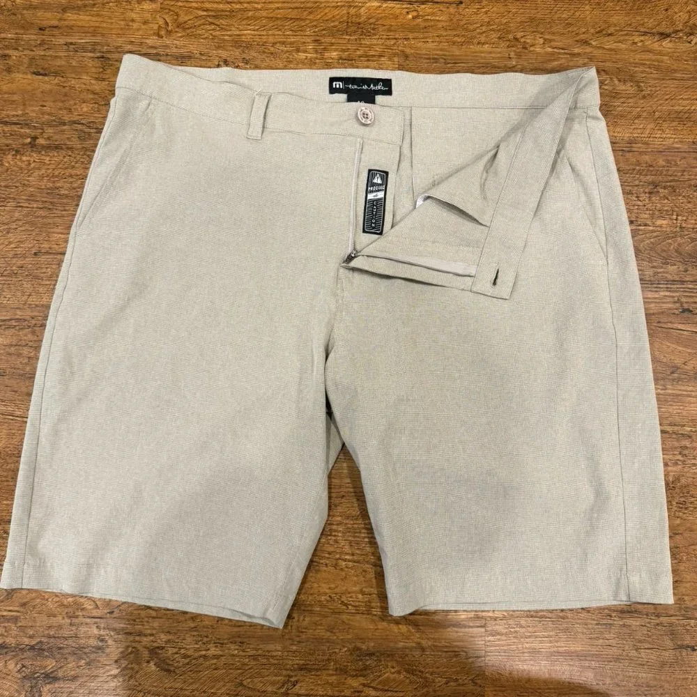 Travis Mathew Beige Beck Performance Casual Golf Chino Shorts Bermudas Men 40x10